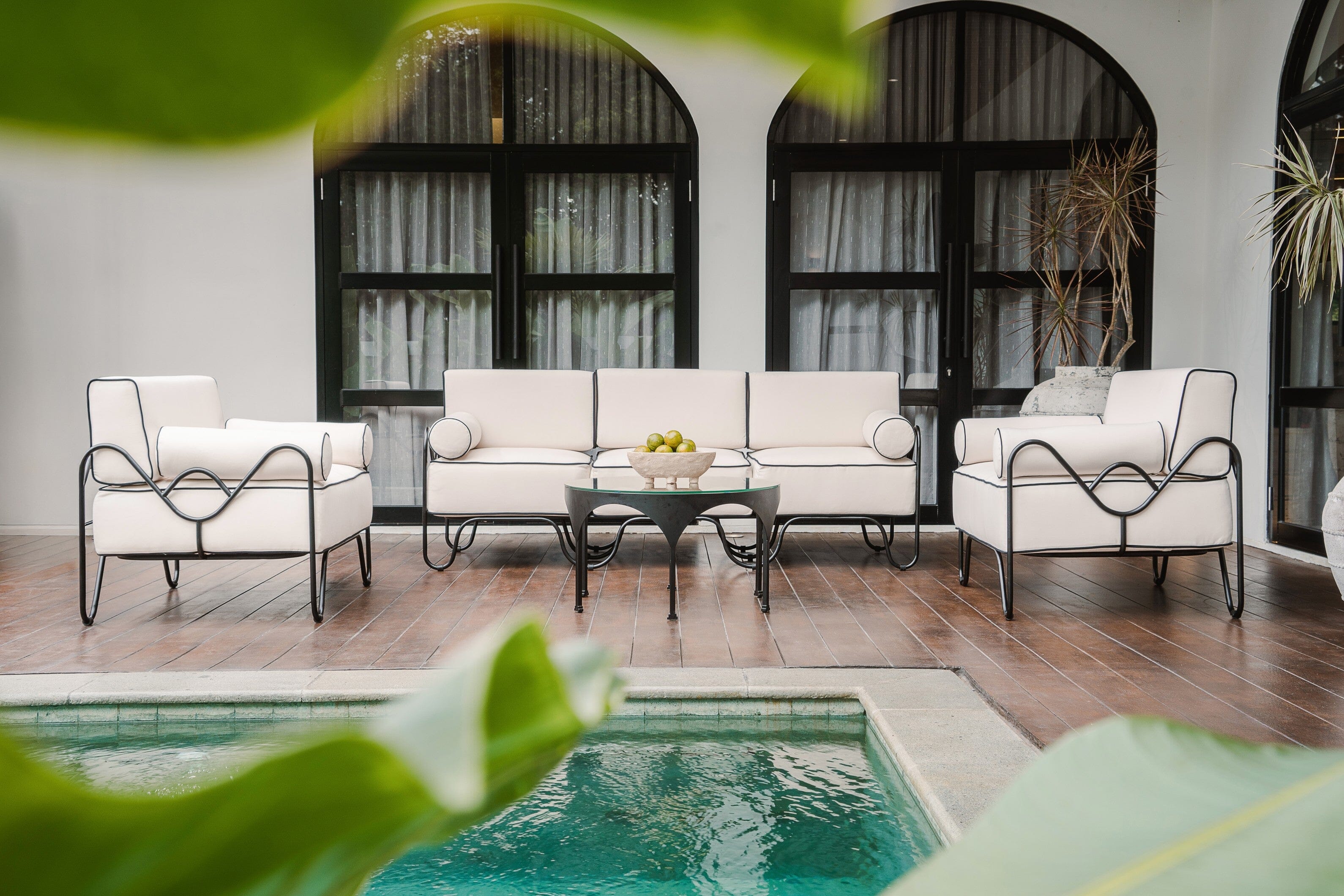 outdoor lounge, outdoor seating, outdoor coffee table